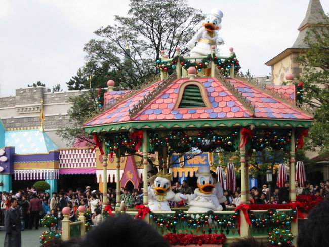 着いたので先に来ている友達に連絡すると、今度は「早く！ぷーさん！！」と言われまたしても走ってハニーハントへ・・その後のパレードです。