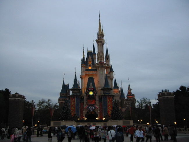 小雨が降っていましたがビックサンダーマウンテンやスプラッシュマウンテンに乗ってお城の前のショーを見ようとしたら雨が激しくなってきて中止。