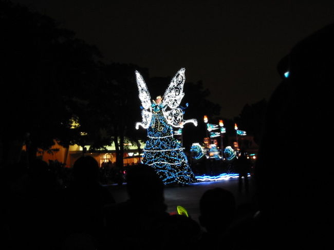 パレードが始まったときには雨がかなり激しくなってきて寒いし、濡れるはでパレードどころではなかったです・・・