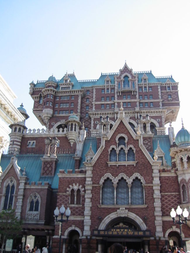 タワー・オブ・テラーの時間になったので行ってみると大きい・・・実は私は高所恐怖症なのです。<br />このアトラクションはかなり辛かったです。