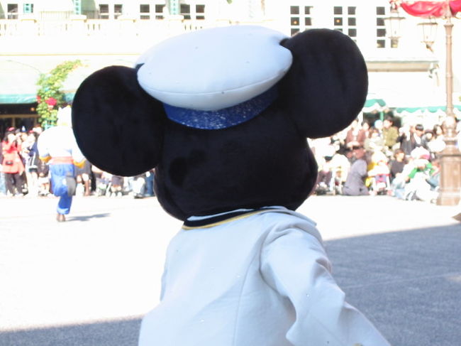 だいたいのアトラクションを午前中に回ることができたのでウロウロしていると、今からショーがはじまるらしい。偶然通りかかったのに最前列、かなり空いてました。ミッキーが来た！と思ったらクルッと方向転換・・・