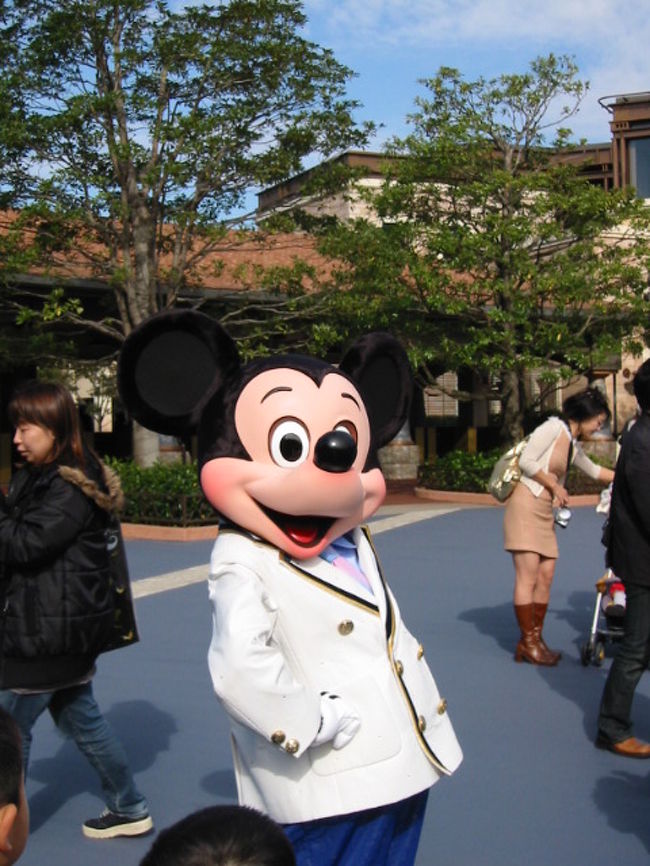 最後にお土産を買っていると入口付近でミッキーが！<br />この後、バスに乗って飛行機で帰宅しました。<br />楽しかったけど、かなりハードな旅行でした・・・