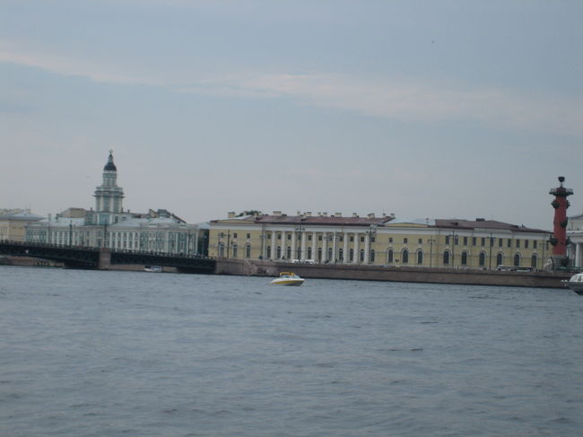ネヴァ川クルーズより臨む「エルミタージュ美術館」