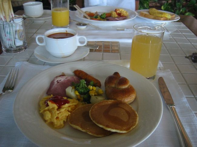 朝食はビュッフェスタイル。<br />オムレツは焼いてくれる人がいました。