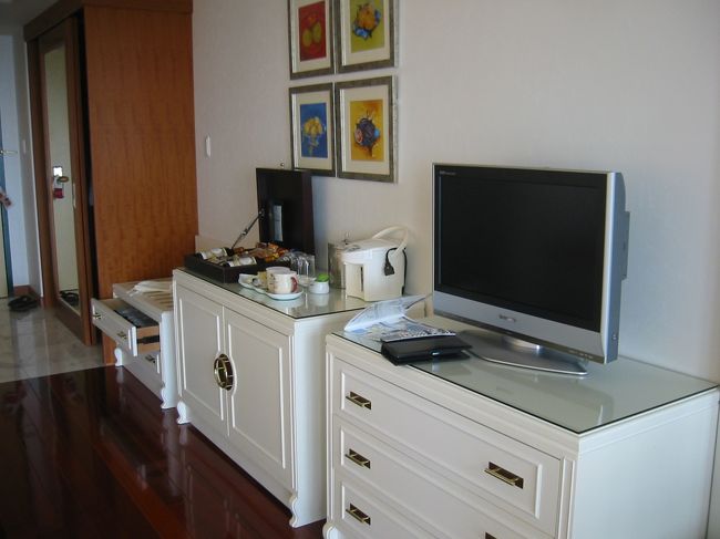ホテルの部屋。<br />欲を言えばテレビはもっと大画面がよかったなぁ。