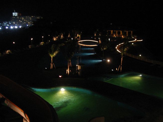 わかりづらい写真だけどホテルのプール。<br />サウナも隣接して屋外にあります。<br />ライトアップされて夜１０時まで入れます。<br />カップル達の時間になってました。