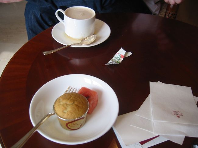 ラウンジにあるブルーベリーのカップケーキに<br />ハマって始終食べ続けてました。<br />小麦粉のお菓子大好き。