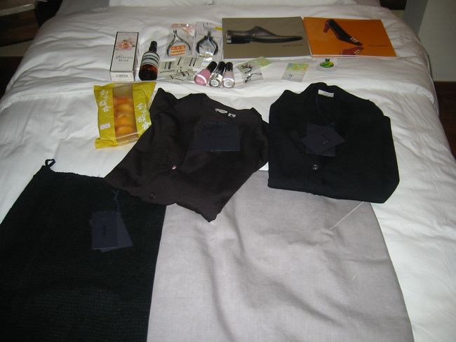 プラダのｶｼﾐｱｼﾙｸのカーデ２枚、ＩＵＭＩＵスカート、<br />プラダのスカートです。<br />SPACEアウトレットで全部で１０万円くらい。<br />日本だとニット１枚だけで10万円くらいするので<br />本当にお買い得！！