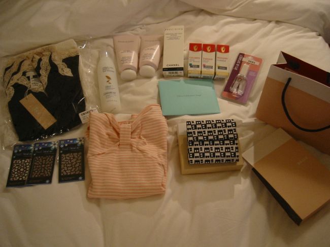 ＢＡＬＬＹの財布はセールで１２０００円でした。<br />キャンバス布でかわいい。<br /><br />コーズウェイベイの路面店で買ったレースキャミは<br />安かったけどしっかりしたリブ素材でレースもしっかりしていて大満足です。