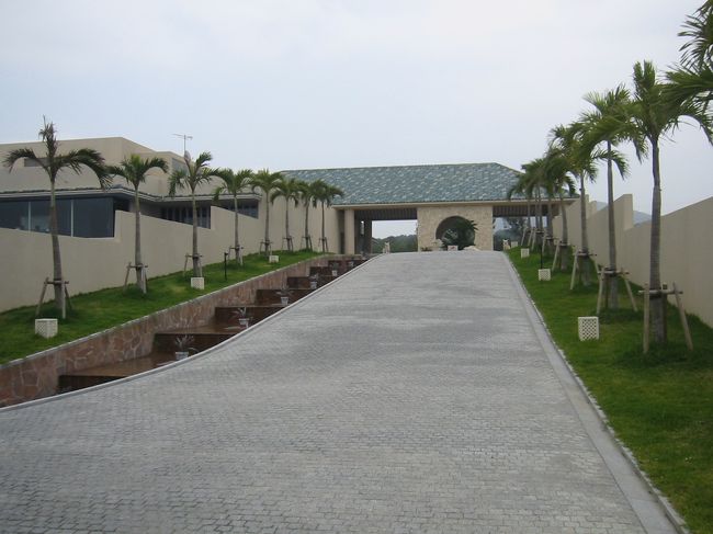 次はオリエンタルヒルズに泊まろうと思ってたので<br />入口を見てきました。閑静は雰囲気いっぱい。<br />こだわりがあるのか、このホテル所有の車のナンバーは全部「1000」でした。