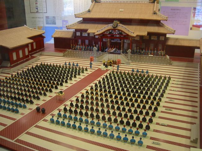 首里城に寄りました。<br />建物は意外と小さかったです。<br />外壁や門とか歴史を感じることができて楽しかった。