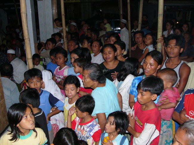 村のモスクに集まったこどもたち