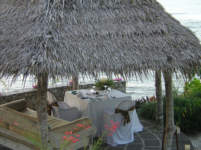 セレブの為にセッティングされた海岸のコテージでの豪華なディナー。これが観光客が見るバリ島の光景かも知れません。
