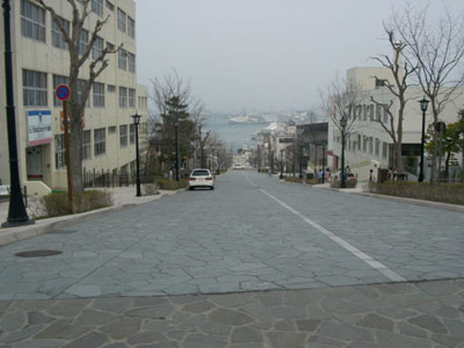 元町、というとまた、元町中華街を思い出してしまいますが（笑）<br />この函館の元町は、函館山の裾野に碁盤の目のようにひろがっています。<br />そのため、道に傾斜がついているので方向音痴でも方向を失うことがないのです！<br />加えて、坂道には名前がついていて、それを見れば自分がどこにいるのか分かるのです。<br />函館山も目印になります。<br />なんて便利！<br />坂を上がるときキツイことを除けば！