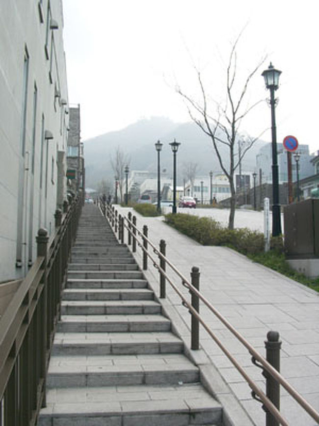 坂の下から。のぼりはキツイのです。<br />函館山が見えてますね。