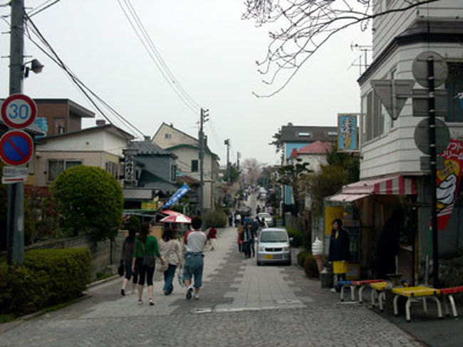 坂道に交差する横道。ここはソフトクリーム屋が多い通りで、歩いていると割引券をくれます。<br />競争が激しいかんじ。