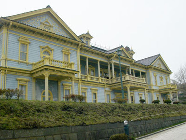 元町には、伝統建築物として保存されている明治洋風建築がたくさんあります。<br />それらを見て歩くだけでもとても楽しい。<br /><br />これは、旧函館区公会堂。<br />内部も当時の趣をのこしながら、公開されています。<br />二階バルコニーでドレスをきて写真を撮ってもらうこともできます。（有料）