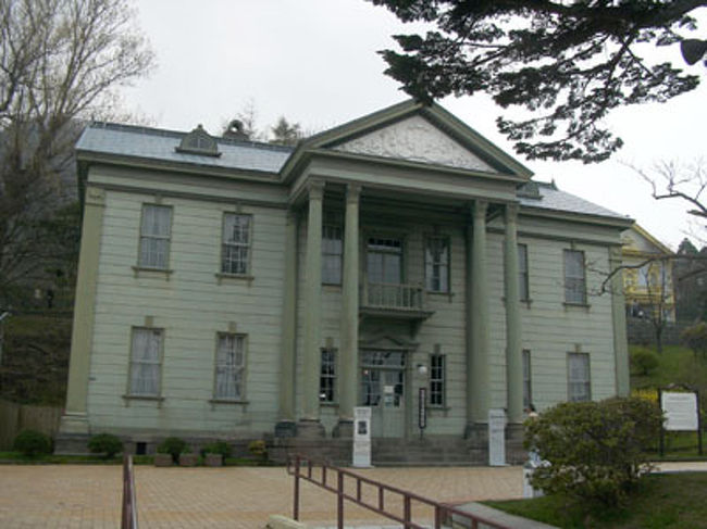 元町公園内にあります、旧北海道庁支庁庁舎。<br />内部は、観光案内所になっています。<br />ここで無料でもらえる函館ガイドマップは詳しい上写真も綺麗でした。<br /><br />この隣にある公衆トイレは、驚くくらいきれいです。<br />公園内にはベンチもありますので、歩き疲れたらここで海を遠くに見ながら一休み。