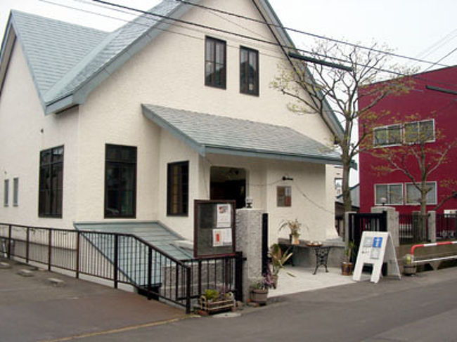 こちらは、はこだて工芸舎。<br />地元の工芸家の作品を展示販売しています。<br />木工、陶磁器などがありました。<br />二階は小さな家カフェになっています。<br />