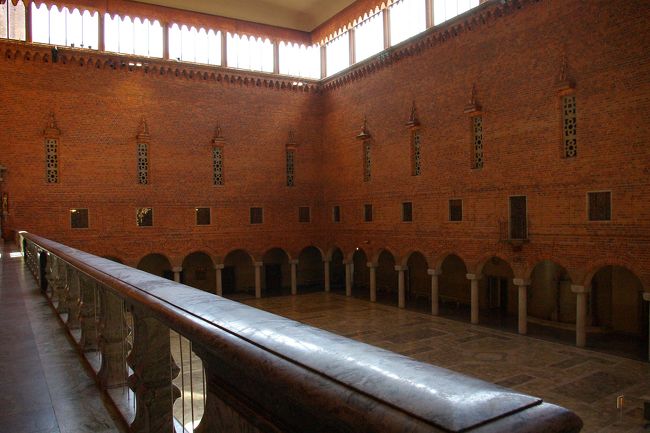 ガイドツアーの申し込みは、スタートの一時間前には申し込んでいたほうがいいですよ。私達は、９時３０分に付いたら１０時の回はいっぱいだったので、１２時の予約して近くを散策したりしました。<br />ここは市庁舎の一階にある赤レンガの大広間。日差しが眩しい位差し込む部屋でした。ここでノーベル賞祝賀晩餐会が開かれます。ここと同じ広さのキッチンスペースが在るそうです。（見学は出来ませんでした）