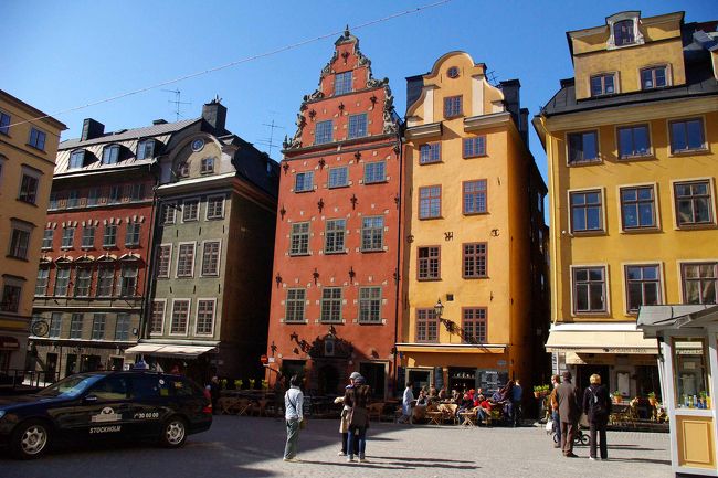 ノーベル博物館近くのカフェ。どんなに寒くても、外で日差しを浴びて大好きなフィーカーをするの人々。