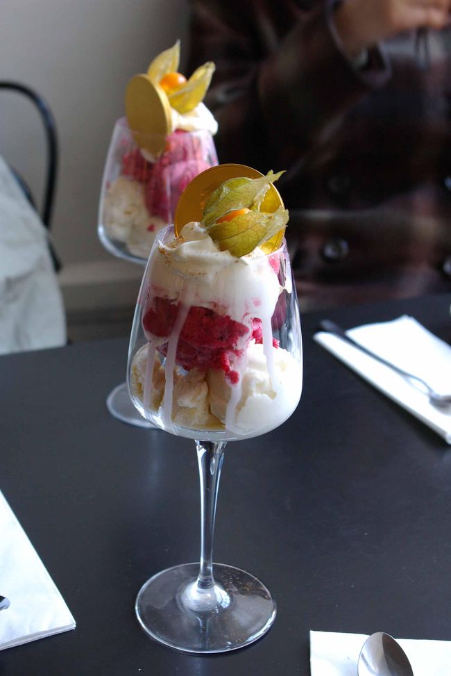 晩餐会と同じアイスクリームを食べました。バニラアイスとラズベリーのジェラード！甘さと酸味のバランスがよく、美味しかったです。<br />お店の人によると去年はアイスは出なかったそうです。