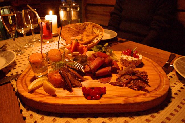 ｌａｐｐｉ（ラッピ）での晩餐。<br />色々なガイドブックにも掲載されているラップランド料理のお店で、メニューが日本語なのでありがたったです。店員さんには、日本語まったく通じませんが英語は通じますので前菜の説明を聞きました。<br />これは、２人前の前菜です。トナカイの冷凍肉の薄切りは美味しかったです。