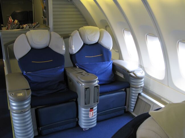 ファーストクラスはアッパーデッキに１６席です。