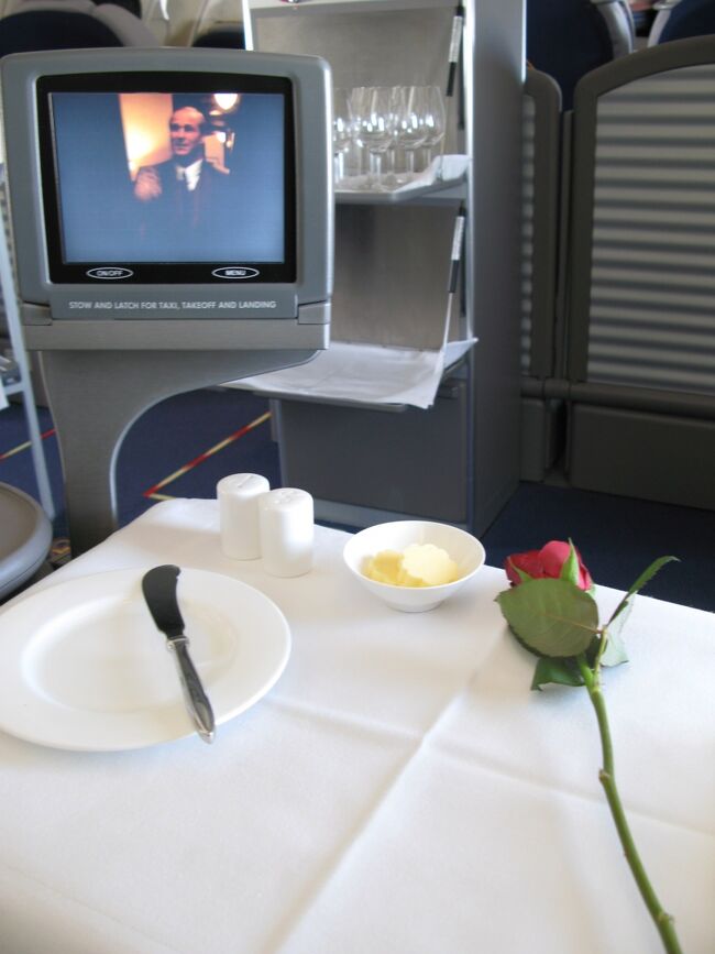 アメニティと、バラが配られ、飾られます♪<br /><br />モニター（笑）<br />もう少しなんとかしてほしい！！！