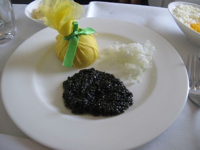 キャビアをサワークリームでいただきました！<br /><br />おかわり光線をいただいたので、せっかくなのであるだけ食べ尽くしましたー！