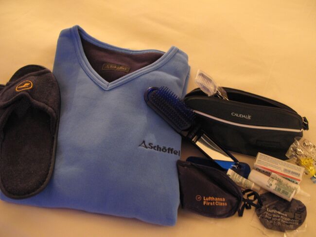 往路は、ブルーのロゴ入りフリースでした。<br /><br />でも、ヨーロッパは遠いなぁ。。。<br />