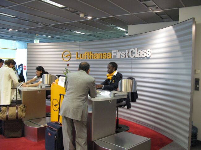 ここからは復路<br /><br />ファーストクラス専用のチェックインカウンター