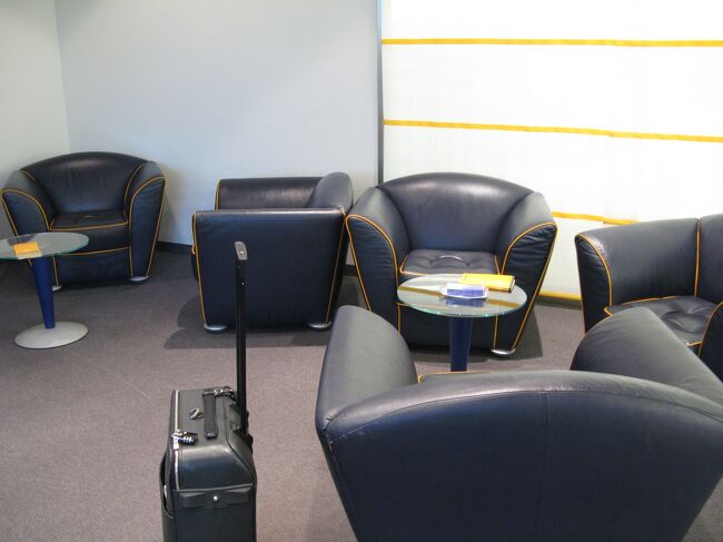 ファーストクラスターミナルラウンジをご利用しますか？<br /><br />もちろん！<br /><br />カウンターの隣りにある、こちらのソファで待っていると・・・<br /><br />車の用意ができたので、どうぞ！<br />と、お迎えに来てくれました。