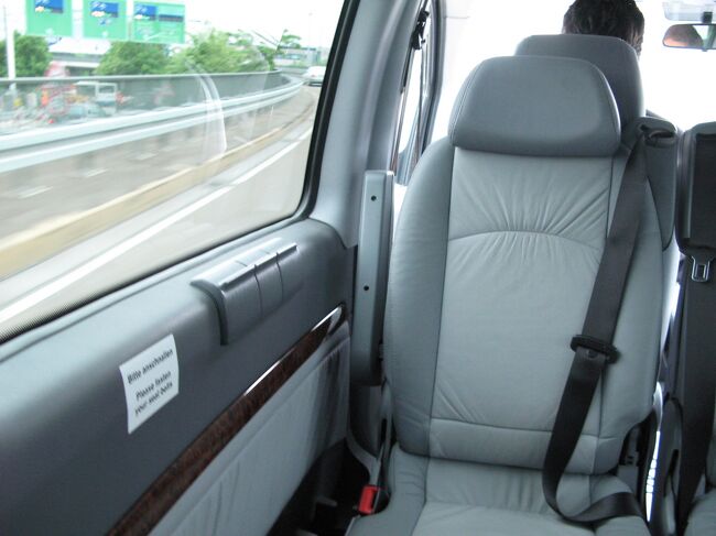 早速、車に乗りますが、手荷物も運んでくれます♪<br /><br />当然のように、車は真新しいベンツ！