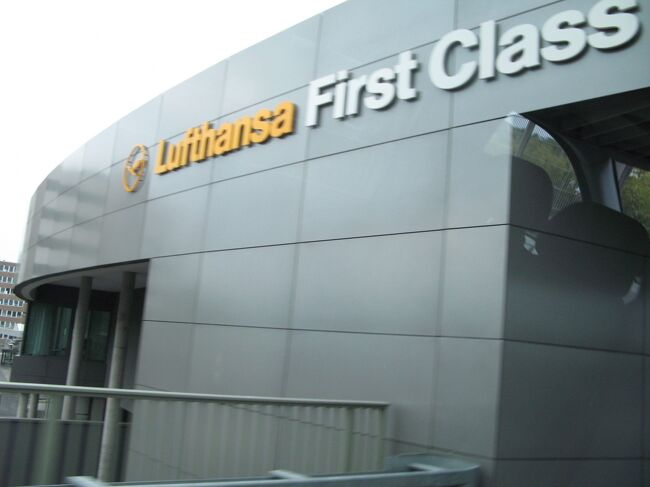 こちらが、通常の旅客ターミナルとは別の場所にある、<br /><br />ファーストクラス専用のターミナルです♪