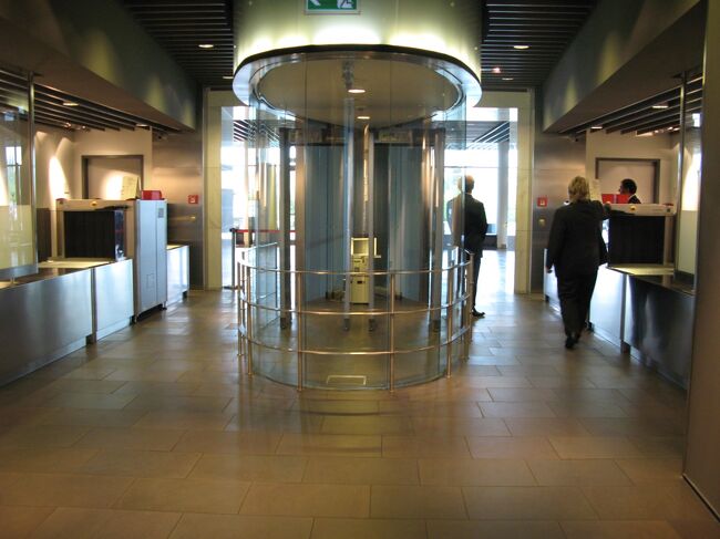 まずは、こちらの入口で、Ｘ線での手荷物検査<br /><br />ここを過ぎると、個別に専任の担当者がつきます（パーソナルアシスタント）<br />パスポートを預け（事前に簡易な出国審査をしていてくれる）、搭乗手続きをしておいてくれます。<br /><br />次に、ラウンジについて、歩きながらひとつひとつ丁寧に説明していただきました。