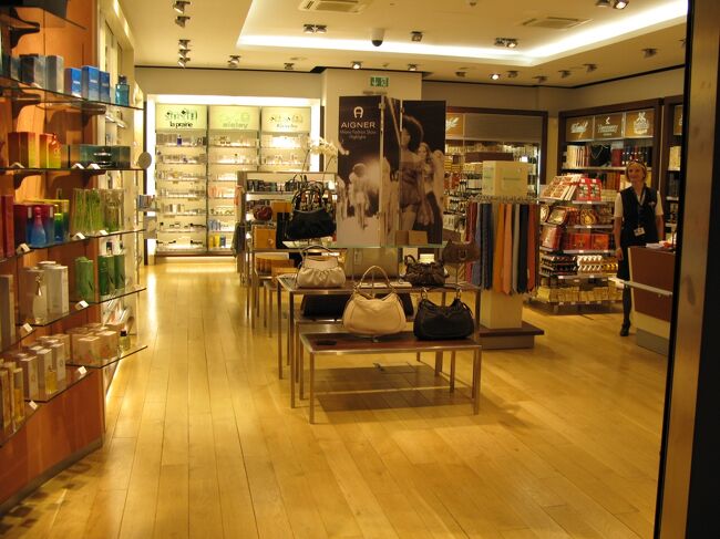 ラウンジの入口には、このようにデューティーフリーショップもありますので、買い忘れたお土産も大丈夫！<br />思ったより、アイテムも揃ってました。<br />ここで、職場へのお土産を買いました。