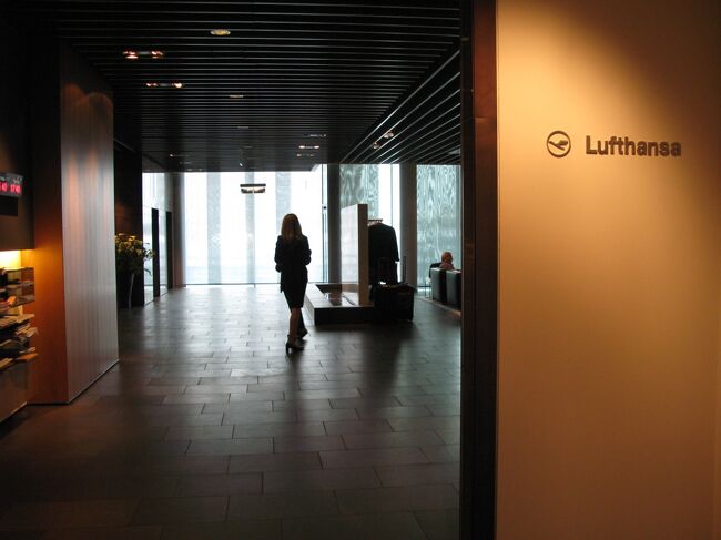 ラウンジの入口<br /><br />そして、このラウンジは時間管理をしてくれま〜す！<br />搭乗時間を気にせず、出発の時間までゆっくりくつろげます♪<br />時間になると、担当のパーソナルアシスタントが探して呼びににきてくれるのでーす♪<br /><br /><br /><br />