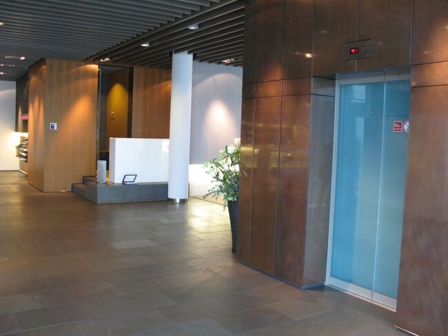 女性スタッフがエスコートっす！♪<br /><br />このエレベーター（または階段）で下の階までエスコートしていただけますよ♪<br />って、短すぎっ（笑）<br /><br />