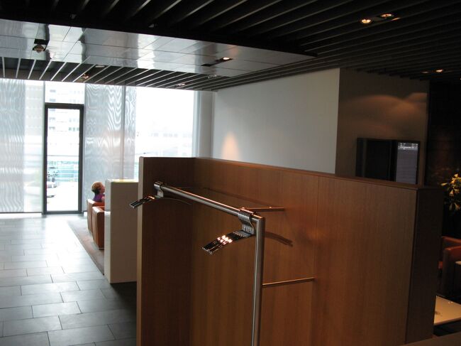 ９割がビジネスマンの利用のようでした。<br /><br />服装にはかなり注意が必要かも？<br /><br />いつものことですが、あっしは完全に浮いてます（笑）