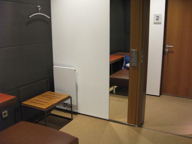 日経と朝日新聞がありました。<br /><br />「HIDEAWAY」など、ホテル雑誌なんかもありました♪