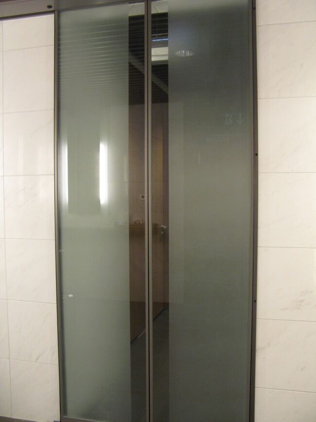 男子用トイレの入口<br /><br />なんか、オサレ〜♪