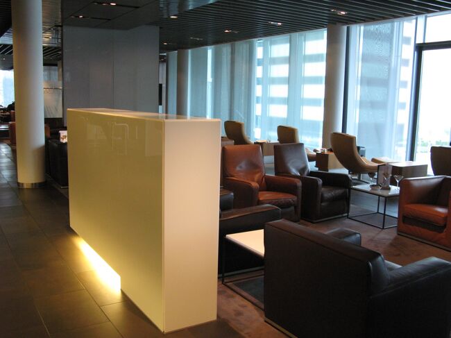 そして、空いてるソファに座ると・・・<br /><br />すぐに、飲物のオーダー！<br /><br />かなりのスタッフが頻繁にチェックされているので、<br />空くと、すぐ交換にみえられますので、<br /><br />楽チ〜〜〜ン♪