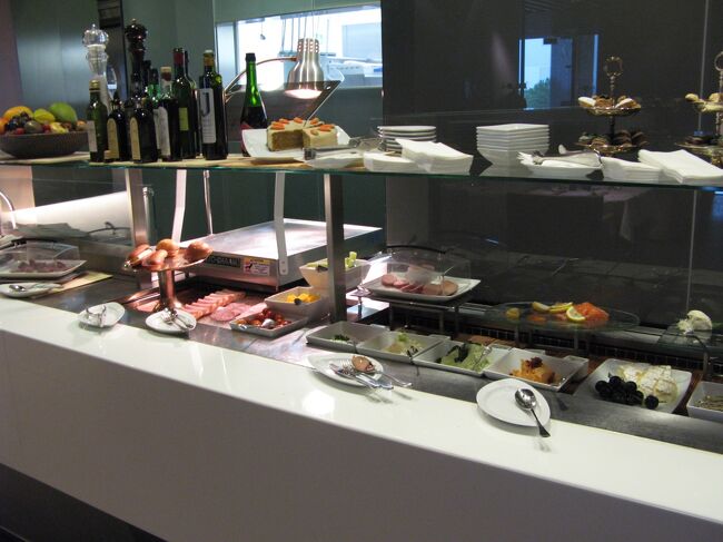 前菜だけでも、満たされそう♪<br /><br />しかも、<br />　　　しかも！<br /><br />デザートをみると・・・<br />「プリン」と「クレームブリュレ」までもありましたー♪<br /><br />いや〜、今からどっちにするか究極の選択だよ〜。<br />さて、どっちにしたでしょうか？<br /><br />って、<br />おまえー勝手にひとりでやってろよ！って感じですね（笑）