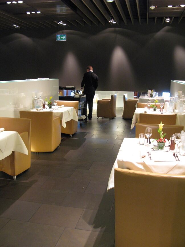 さ〜て！<br /><br />一流レストラのご案内でーす（笑）<br /><br />この雰囲気♪<br /><br /><br />ここは本当にラウンジ内？