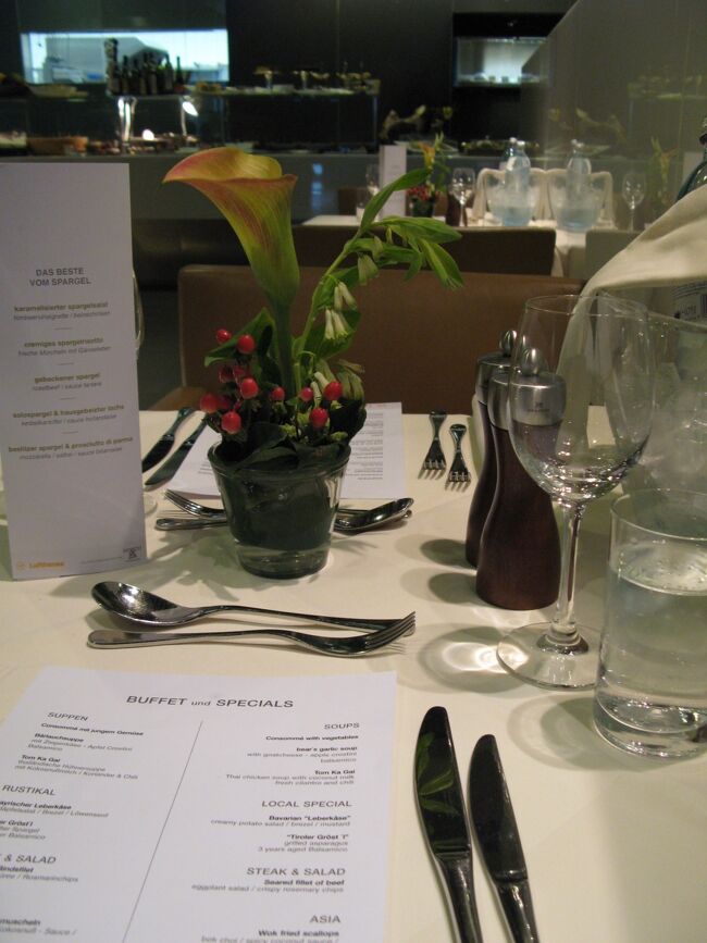 ランチの時間になりました♪<br /><br />席に着きます。<br /><br /><br />飲物とスープ、メインディッシュをオーダーします。<br /><br />