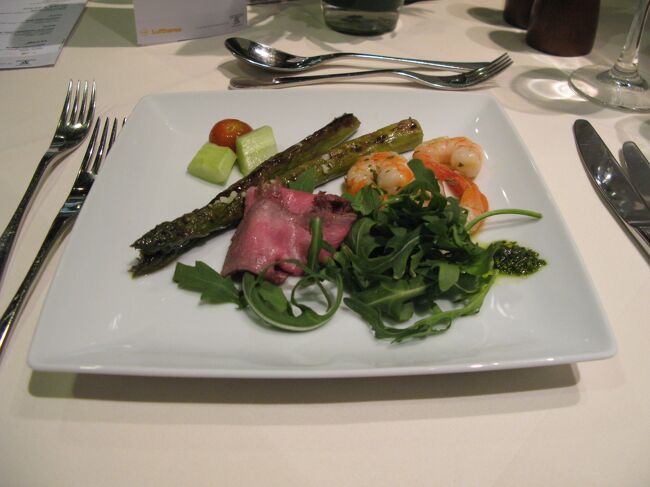 前菜・・・<br /><br />ローストビーフや海老ちゃん、ホタテなんかも・・<br /><br />その他、アジア系や欧州系に分かれております。