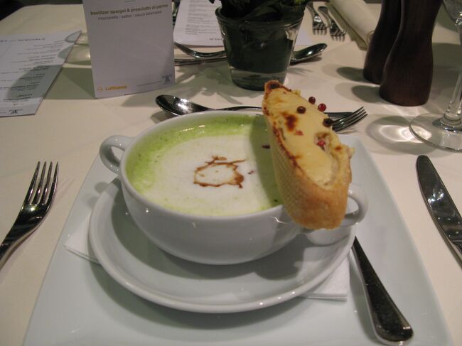 スープは・・・<br /><br />ガーリックスープ<br /><br />これ最高っす！<br />まじ、こんな美味しいスープはお久しぶりっこ♪<br /><br />あまりの美味さに、おかわりしちゃいました（笑）<br /><br />是非お試しあれ！