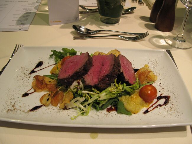 メインはステーキ＆サラダ　(⌒▽⌒)V<br /><br />も〜〜〜〜〜う！<br /><br />じゅーしぃーーーー♪<br /><br />めちゃうまだよ〜〜〜！！！ 