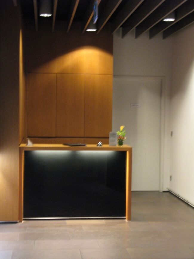 食べ過ぎたー！<br />機内食の何倍も美味しいよ♪<br /><br />さて、搭乗前にシャワーでさっぱりして、機内では寝るだけですネ。<br /><br />こちらの受付で♪